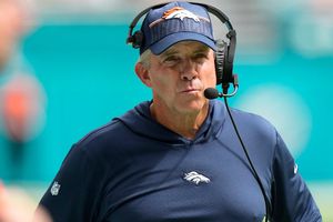 Sean Payton tras la paliza que recibió Broncos: 'Ningún empleo está en peligro'