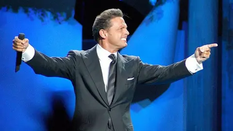 Fans arrojan prendas de ropa interior a Luis Miguel durante concierto en Chile