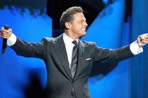 Fans arrojan prendas de ropa interior a Luis Miguel durante concierto en Chile