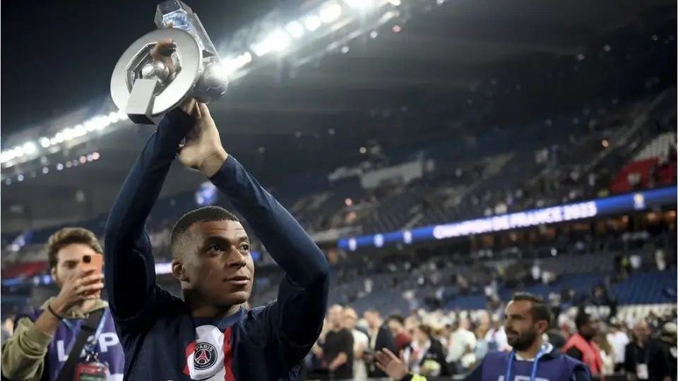 Kylian Mbappé se quedará en el Paris Saint-Germain un año más; aseguran medios franceses