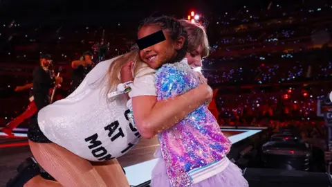 ¡Emotivo! Taylor Swift y su gran gesto con la hija de Kobe Bryant durante concierto