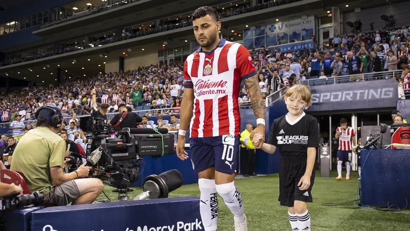 ¡Gran detalle! Alexis Vega regala su playera a fanático de Chivas a pesar de la eliminación