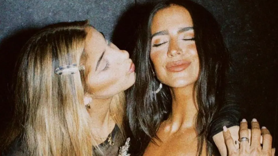 Tunden a Bárbara de Regil por juntar su lengua con su hija en TikTok