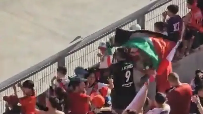 Multan a aficionado que llevó bandera de Palestina a juego de River Plate
