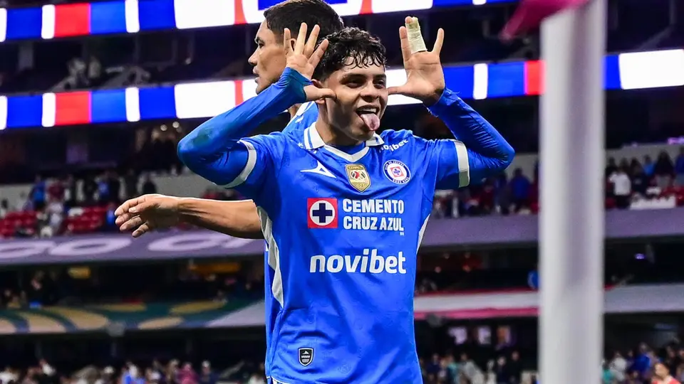Rogelio González celebra su primer título en Liga MX con Cruz Azul | IMAGO 7