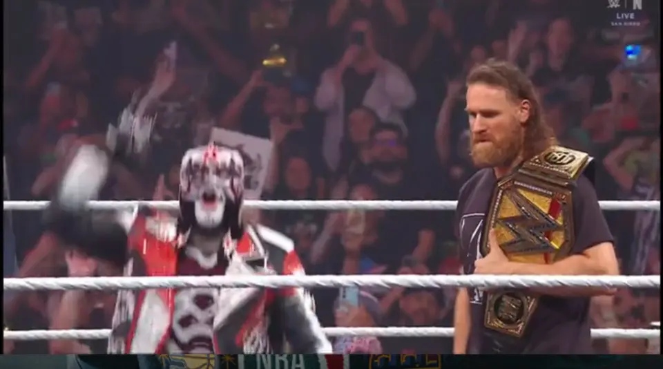 Penta encarando a Sami Zayn con el maletín de Dinero en el Banco | WWE