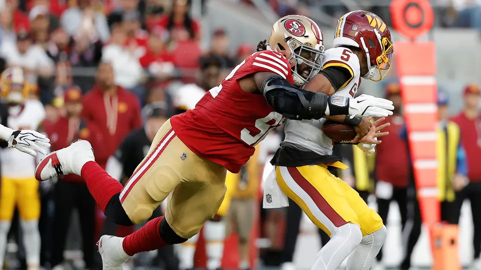 Jayden Daniels es captura por un defensivo de 49ers | AP