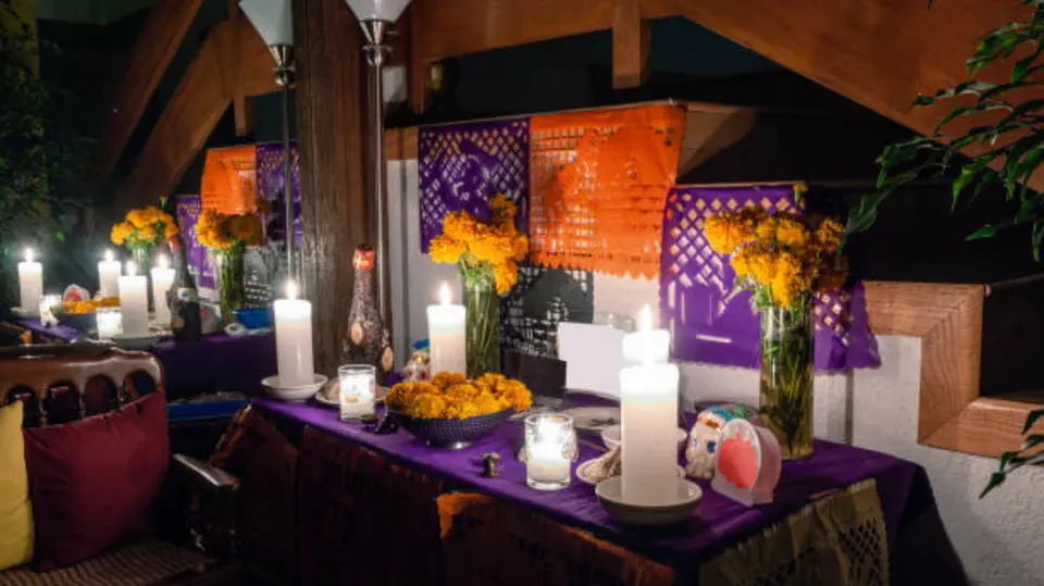 Colocar el altar antes de las fechas tradicionales no le resta significado a la ofrenda, una de las costumbres más representativas de México. / iStock
