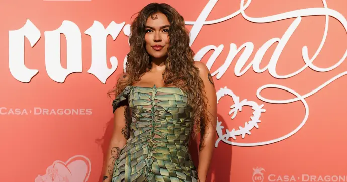 El atuendo verde de Karol G durante un concierto despertó comentarios entre sus seguidores./@karolg