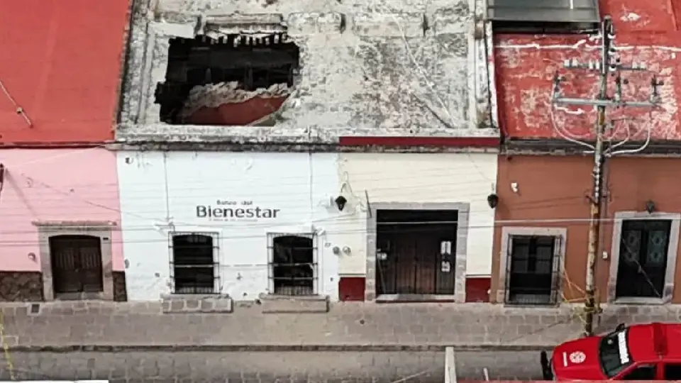¡Se viene abajo! Se desploma techo del Banco del Bienestar en Zacatecas