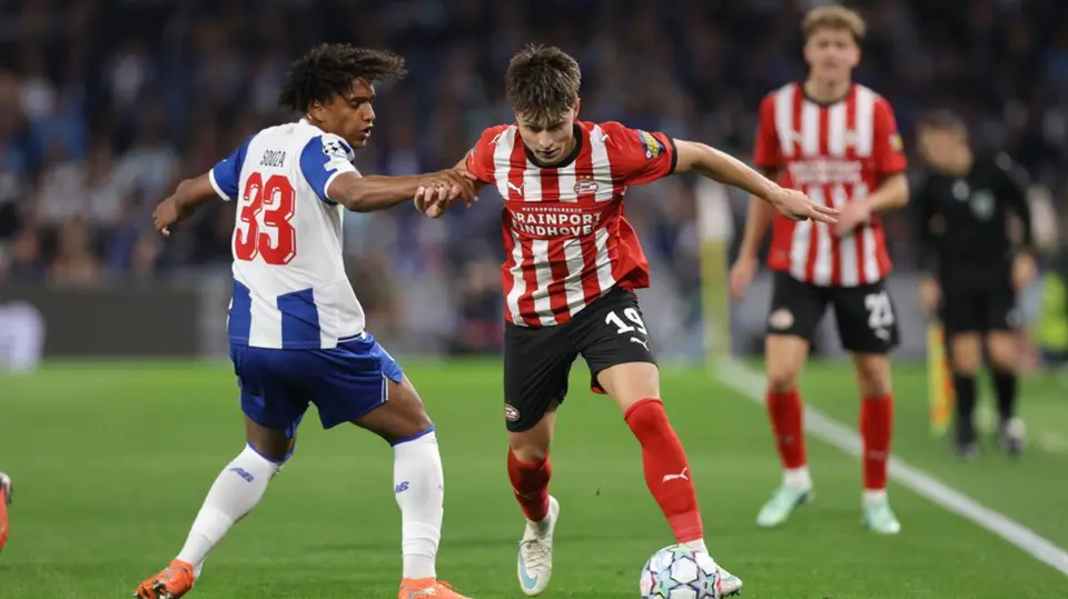 Esmir Bajraktarevic maneja el balón en el juego ante Porto | AP