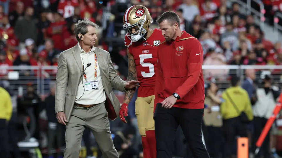 Mike Evans salió resguardado de dos elementos del cuerpo médico | AP