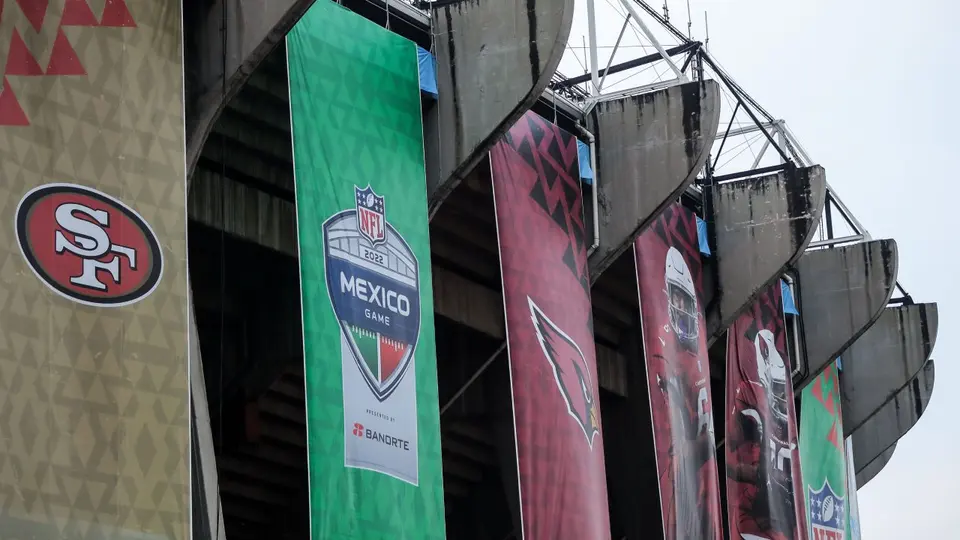 Banderín de los San Francisco 49ers en el Estadio Azteca en 2022 | IMAGO 7