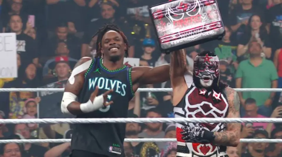 Penta y Je’Von Evans celebrando su victoria ante Bron Breakker | WWE