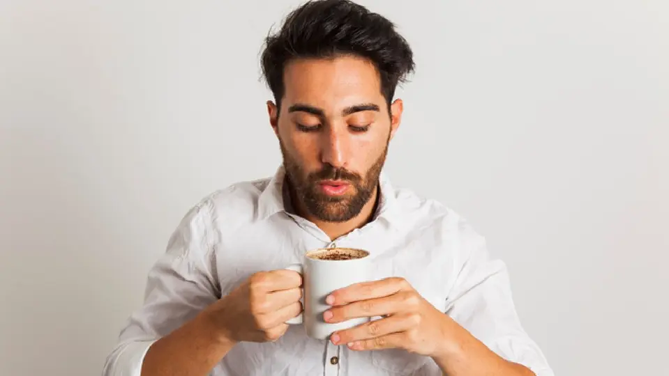 Tomar una taza de café por la mañana es parte indispensable de la rutina de miles de personas / Magnific