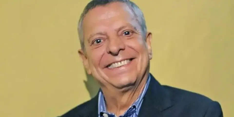 César Bono reapareció en el teatro después de que circularan rumores sobre la supuesta pérdida de su ojo izquierdo./ RS