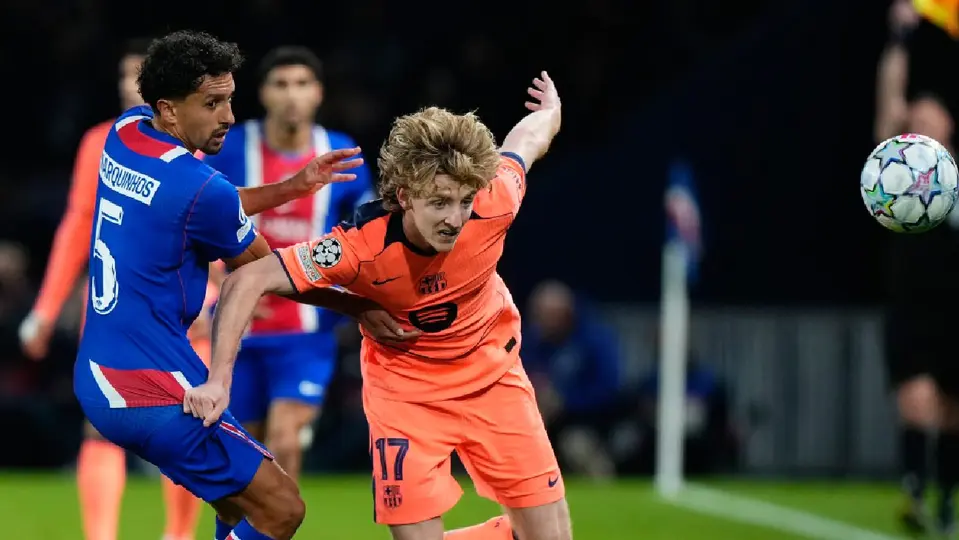 Anthony Gordon disputando un balón con un rival en el PSG vs Barça | AP