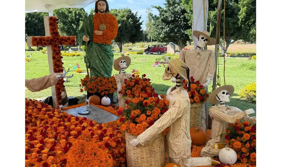 Una impresionante decoración floral cubre la tumba de Nemesio Oseguera Cervantes, exlíder del Cártel Jalisco Nueva Generación (CJNG)./ Florerías Alex y Di Aroma