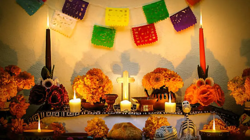 Las ofrendas de Día de Muertos reúnen fotografías, veladoras, flores de cempasúchil y alimentos para recordar a los seres queridos fallecidos. / iStock