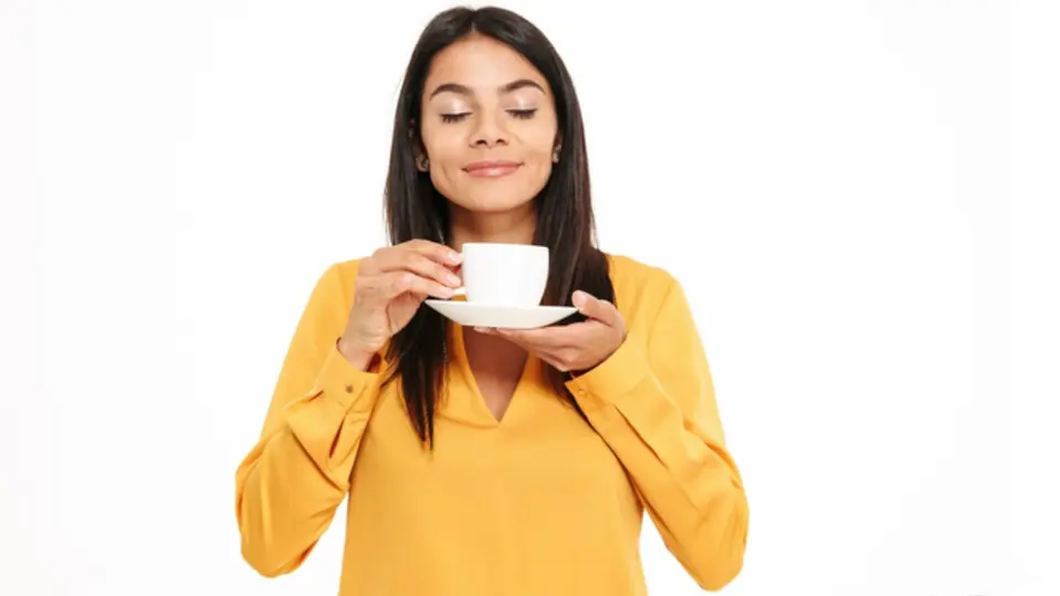 Una investigación encontró que el consumo habitual de café está relacionado con cambios en las bacterias del intestino / Magnific