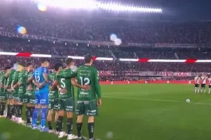 River Plate y Sarmiento dedican emotivo minuto de silencio, a Miguel Ángel Russo, en el Monumental