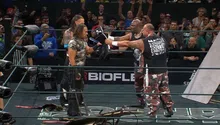 ¡Gracias, hasta siempre! Los Dudley Boyz se han retirado de la lucha entregando las botas a los Hardys