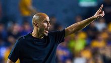 Guido Pizarro dirige con carácter: así vive su debut como DT de Tigres