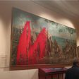 Activistas lanzan pintura roja al retrato de Cristóbal Colón en el Museo Naval de Madrid