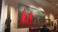 Activistas lanzan pintura roja al retrato de Cristóbal Colón en el Museo Naval de Madrid