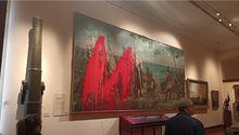Activistas lanzan pintura roja al retrato de Cristóbal Colón en el Museo Naval de Madrid