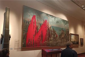 Activistas lanzan pintura roja al retrato de Cristóbal Colón en el Museo Naval de Madrid