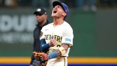 Milwaukee se posiciona en la Serie de Campeonato tras vencer a Chicago