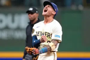 Milwaukee se posiciona en la Serie de Campeonato tras vencer a Chicago