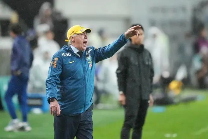 ¿Extraña estar en casa? Ancelotti no se olvida del Real Madrid y halaga a Vinicius