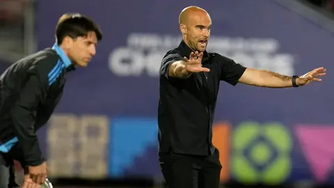 ¿Polémica arbitral? Árbitro decide no marcar penal a Gilberto Mora en el México vs Argentina