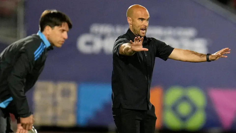 ¿Polémica arbitral? Árbitro decide no marcar penal a Gilberto Mora en el México vs Argentina