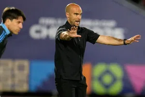 ¿Polémica arbitral? Árbitro decide no marcar penal a Gilberto Mora en el México vs Argentina