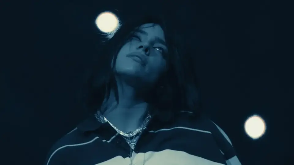 VIDEO: Billie Eilish es jalada por un fan en pleno concierto en Miami