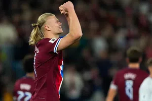 Haaland marca un triplete y llega a los 50 goles con Noruega