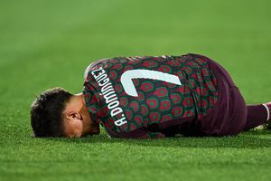 Alexéi Domínguez salió del juego contra Argentina por lesión