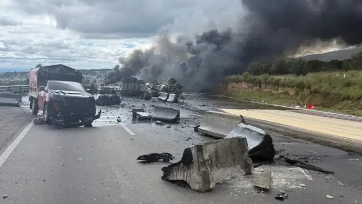 Vuelca y explota pipa cargada de diésel sobre la autopista México-Puebla; autoridades activan protocolos de emergencia