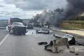 Vuelca y explota pipa cargada de diésel sobre la autopista México-Puebla; autoridades activan protocolos de emergencia