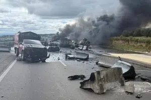 Vuelca y explota pipa cargada de diésel sobre la autopista México-Puebla; autoridades activan protocolos de emergencia