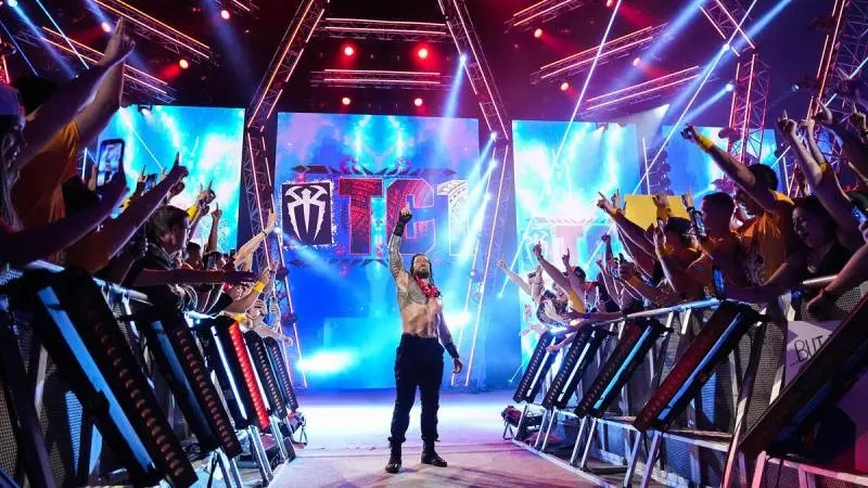 Roman Reigns abrió el evento Crown Jewel | wwe.com