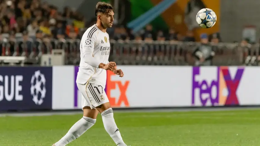 Raúl Asencio sufre fuerte choque con Eduardo Camavinga | AP