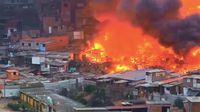 Devastador incendio arrasa con más de 100 viviendas en Perú: cientos de familias pierden todo