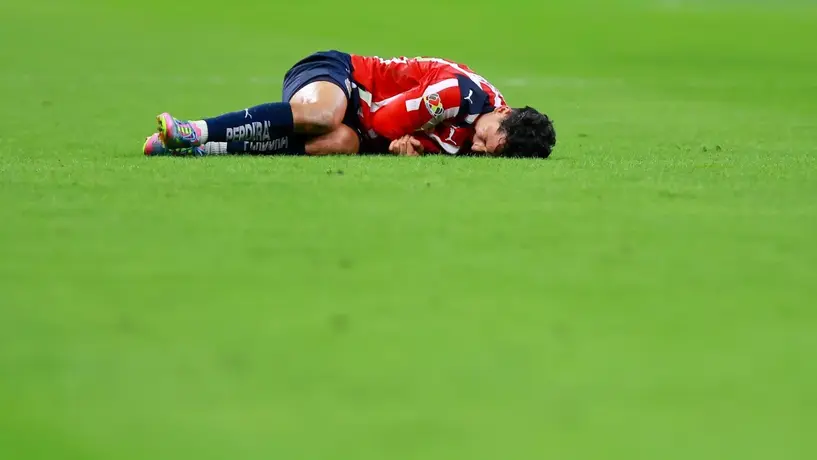 Miguel Gómez se lesionó el hombro pero siguió jugando en el Clásico Nacional en Phoenix