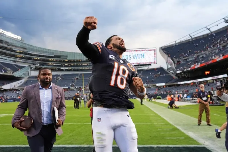 Caleb Williams celebra la victoria en casa | AP