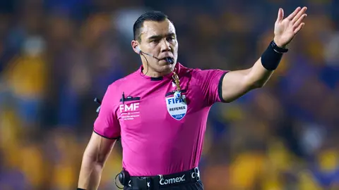 Gato Ortiz pitando el Tigres vs. Pachuca l MexSport