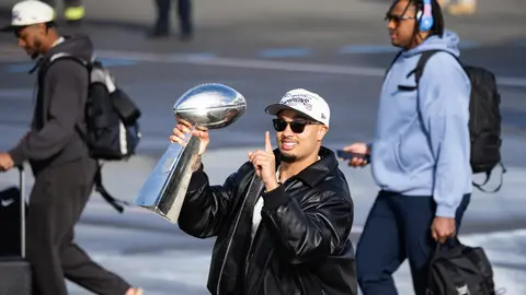 Jaxon Smith-Njigba, receptor de Seahawks, con el Trofeo Lombardi | AP